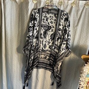 Vince Camuto Black and White Patterned shall parrot